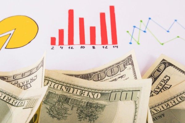 Người chơi đang xem xét các đánh giá trò chơi